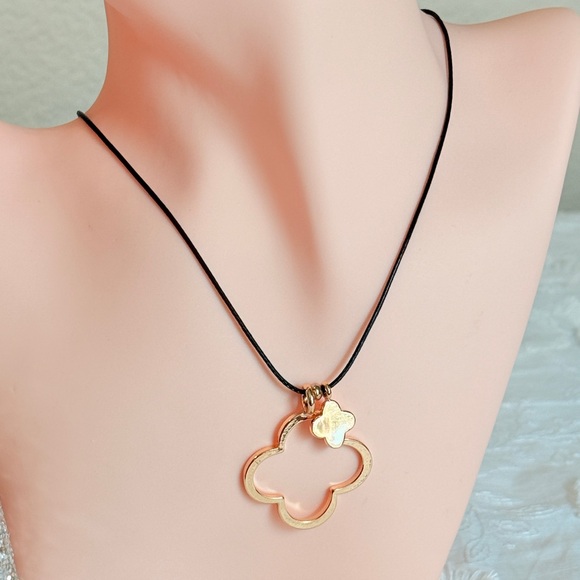 ⚜️ Elegant Gold Pendant Necklace - Picture 6 of 7